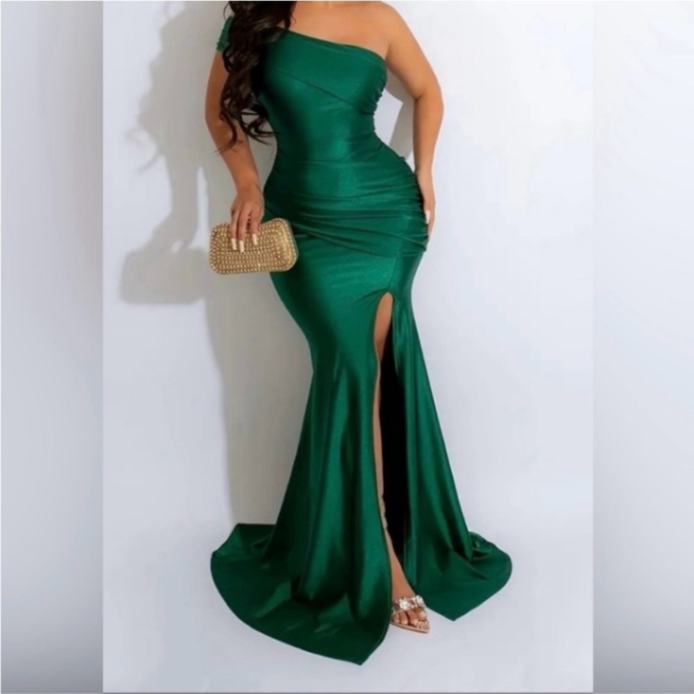 Emerald Green Ruched One-Shoulder Gown